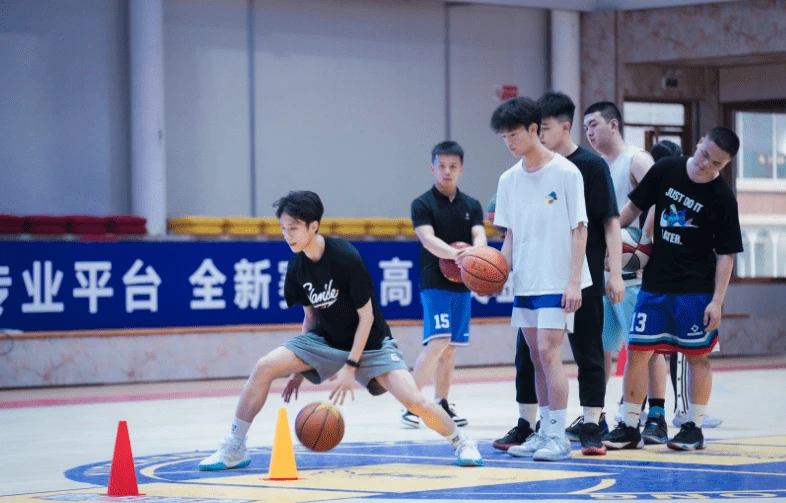 刻苦训练篮球时如何避免受伤的建议_0